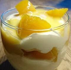 Gelado de pêssego, uma sobremesa simples feita com pêssego em calda e fica pronta em minutos